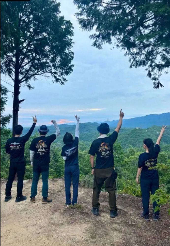 雨山Tシャツをお揃いで着て登るみなさん
