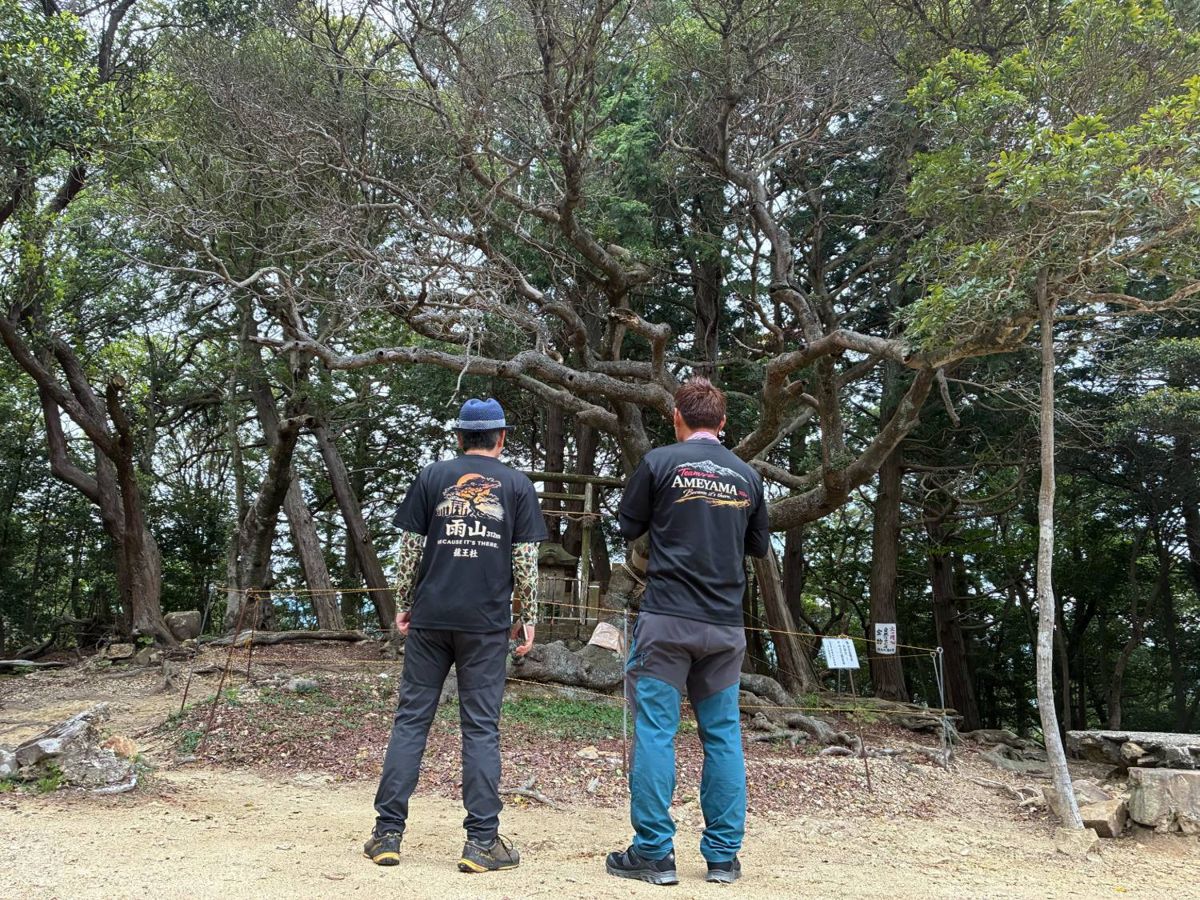 雨山山頂の龍王社前で雨山Tシャツ